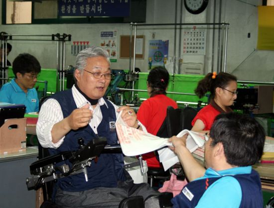 HD현대아너상 대상에 정덕환씨…40년 '장애인 자립' 이끈 공로