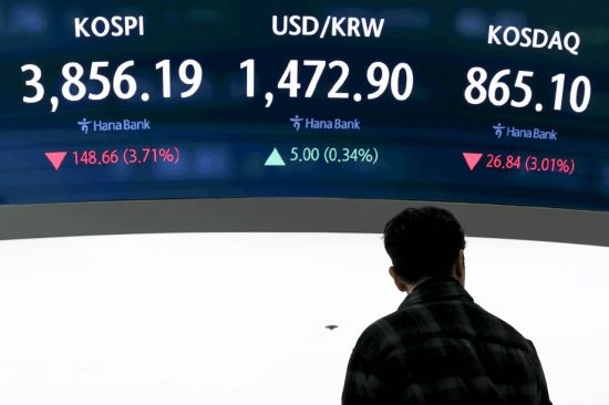 外人 '팔자'에 환율 7개월來 최고치…1475.6원 마감(상보)