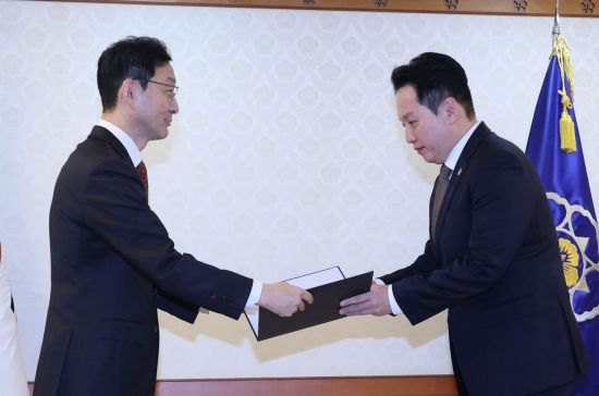 [포토] 헌번존중 정부혁신 TF 자문단 위촉장 받는 임태훈 소장