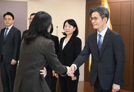 [포토] 직원들과 인사 나누는 박철우 신임 중앙지검장