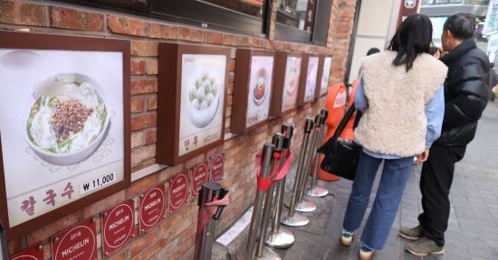 "1만원 들고는 밥도 못 먹어"…요즘 다시 뜨는 5천원 '가성비 런치'