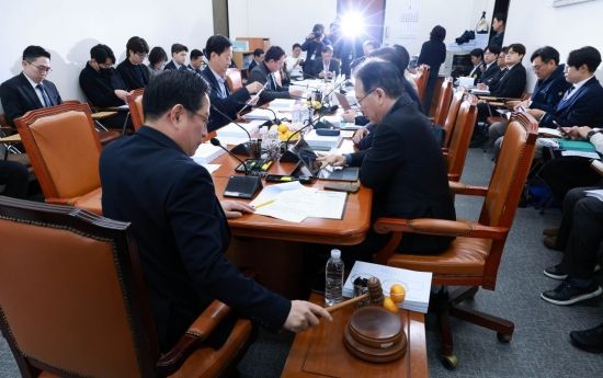 [포토] 의사봉 두드리는 박수영 조세소위 위원장