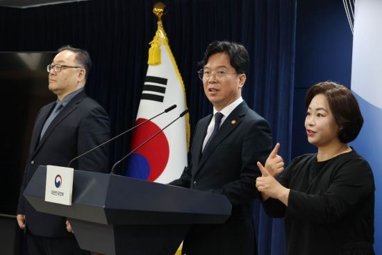 [포토] 개정노조법 관련 브리핑하는 김영훈 장관