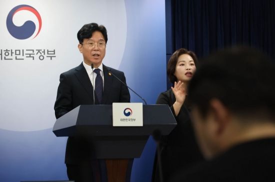 [포토] 김영훈 장관, 노동조합 및 노동관계조정법 시행령 개정안 브리핑