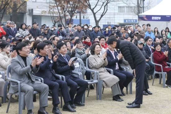 [포토] 주민들에게 인사하는 오세훈 서울시장