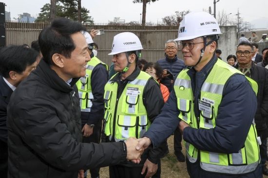 [포토] 공사 관계자 격려하는 오세훈 서울시장