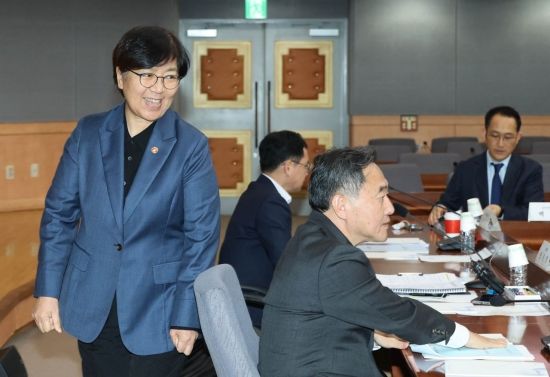 [포토] 국민연금기금운영위원회 참석하는 정은경 장관