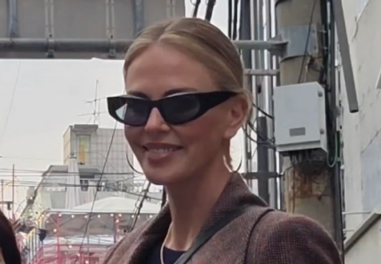 "홍대 돌아다니는 샤를리즈 테론, 사진도 찍었어" SNS 달군 '진짜 뉴스'