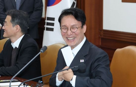 [포토] 헌법존중 정부혁신 TF 간담회서 밝게 웃는 김민석 총리