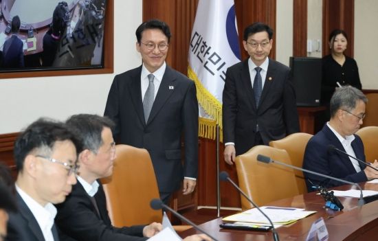 [포토] 헌법존중 정부혁신 TF 간담회 입장하는 김민석 총리