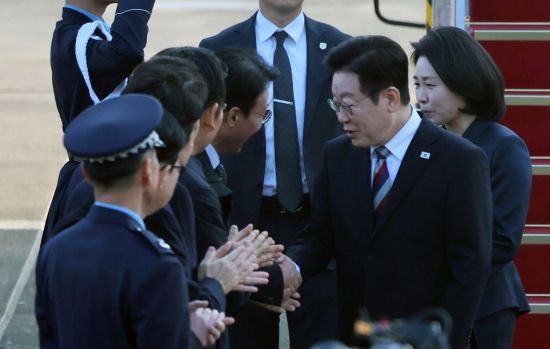 [포토] 김민석 총리와 인사 나누는 이재명 대통령