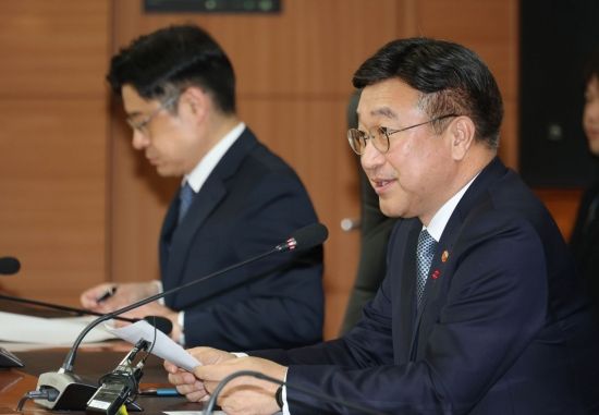 [포토] 인사말 하는 윤호중 장관