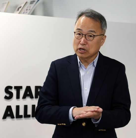 AI업계의 경고…"주52시간만 일해도 되는 산업만 남게 될 것"