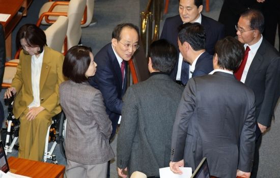 [포토] 신상발언 마치고 동료 의원들과 악수하는 추경호