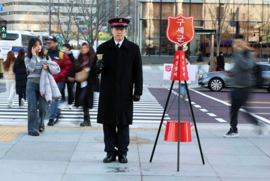 [포토] 따뜻한 종소리, 구세군 자선냄비 모금 시작