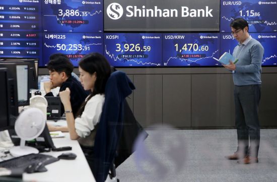 코스피, 외국인 2조 순매도 폭탄에 3920선으로 '후퇴'