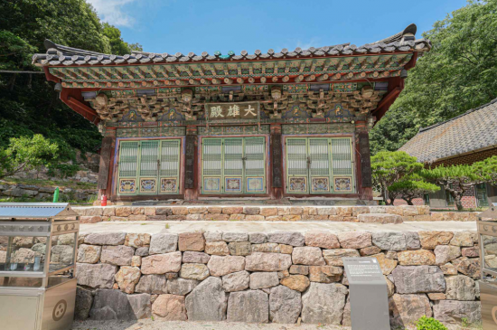 다른 공포 공존하는 '안성 청원사 대웅전', 보물 된다