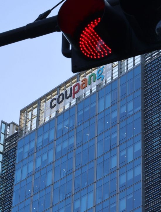 "또 국민 기만" "쿠팡 트래블? 그게 뭔데"…5만원도 쪼갠 쿠팡 '보상쿠폰' 논란