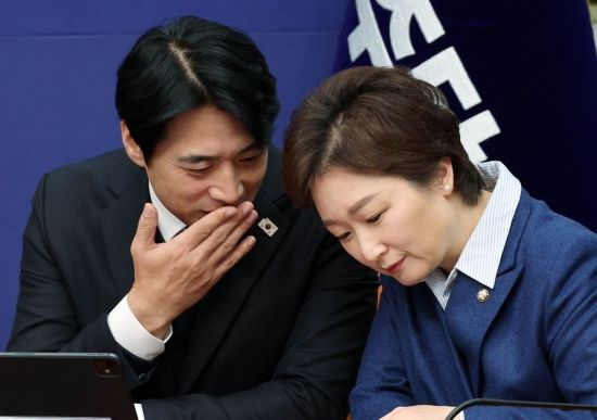 [포토] 대화하는 한준호-이언주