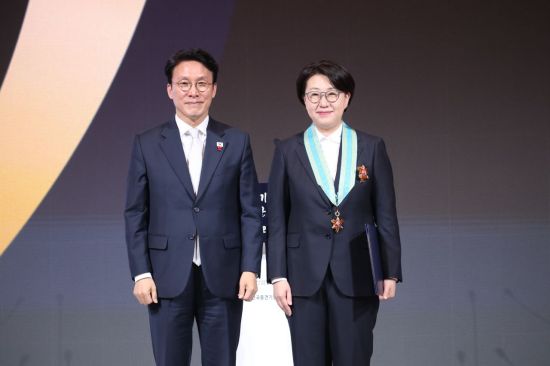 '기술의 뿌리에 사람을 더한 경영'…신성이엔지, 이지선 대표 은탑산업훈장