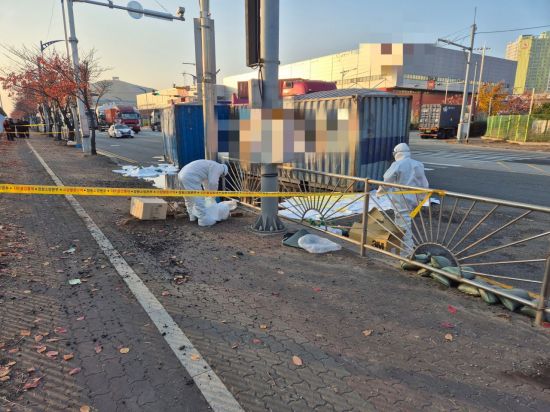 진해서 좌회전하다 넘어진 트레일러, 유해화학물질 유출 … 긴급방제