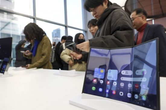 [포토] 삼성전자, 두번 접는 '갤럭시Z 트라이폴드' 공개