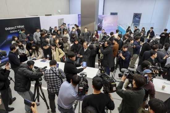 [포토] 갤럭시Z 트라이폴드 체험하는 취재진