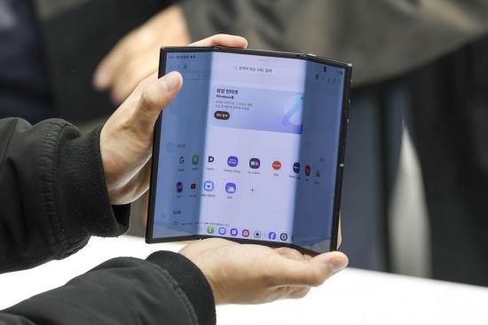 '완판 행진' 갤럭시Z 트라이폴드…소량 입고해 오늘 3차 판매