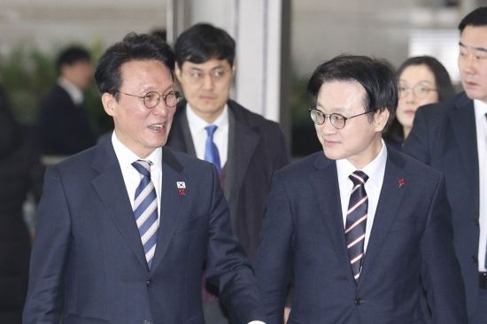 [포토] 의견 나누는 김민석 총리-김정관 장관