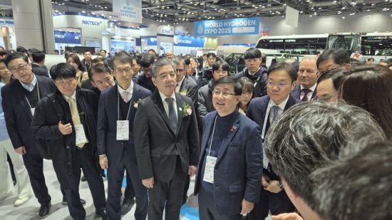 현대차 부스 찾은 김성환 장관 "수소 가격 낮춰 생태계 규모 키워야"