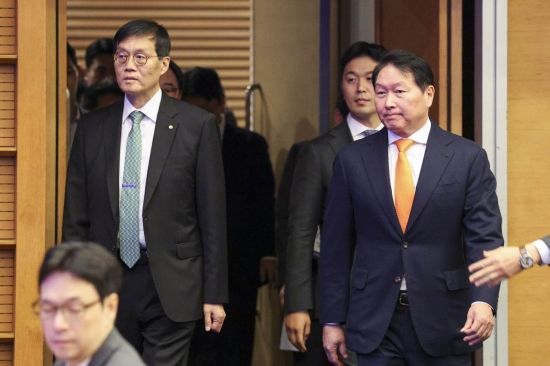 [포토] 세미나장 들어서는 최태원 회장-이창용 총재