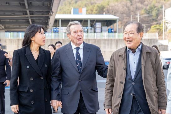 콜마그룹 세종 공장 방문한 슈뢰더 전 독일 총리…신규 비즈니스 논의