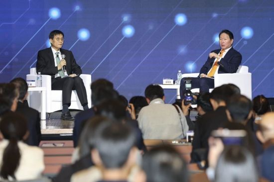 [포토] 최태원 회장-이창용 총재, 'AI 기반과 성장'에 대해 말하다