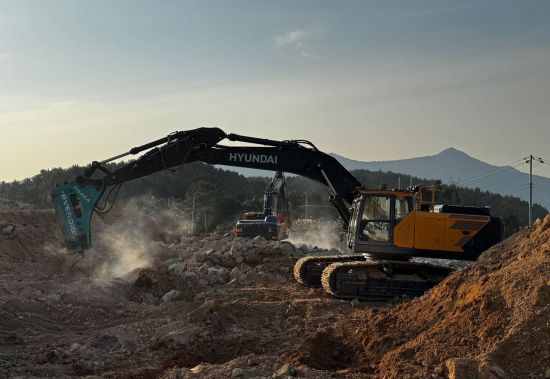 "도서·산간도 무인 건설"…포스코이앤씨, 원격제어 굴착기로 안전·생산성 동시 확보
