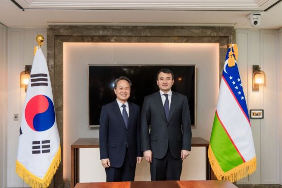진옥동 신한금융 회장, 우즈베키스탄 사절단과 협력 확대 논의