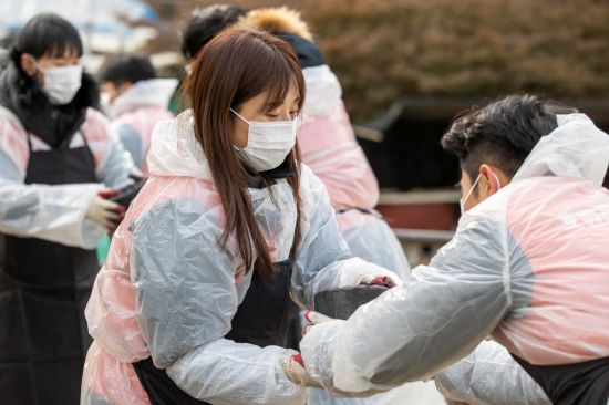 호반그룹 임직원 100여명 지역취약계층에 연탄 1만장 전달