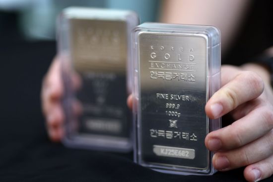 가격 100% 껑충 뛰었다…"그래도 또 올라, 5년간 공급부족" 전망에 은 ETF 투자 '관심'