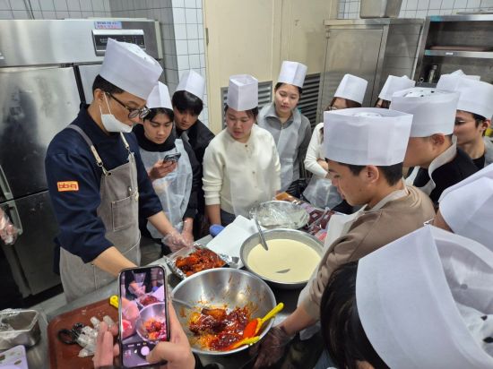 BBQ, 외국인 유학생 대상 치킨캠프 진행