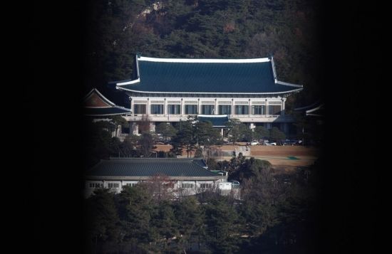 靑, 트럼프 반도체 포고령 "불리하지 않은 대우 원칙 따라 협의"