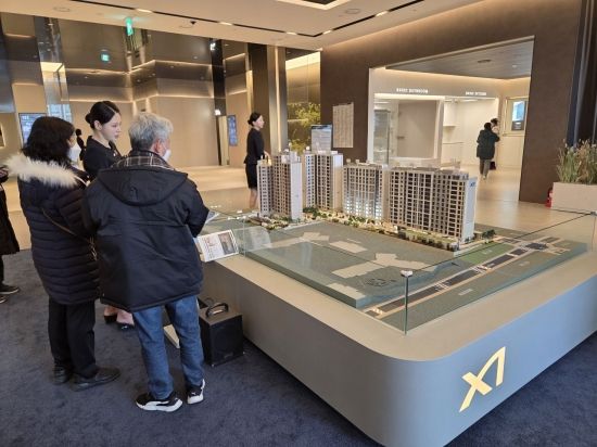 [르포]강남 한복판 '10억 로또' 역삼센트럴자이…"당첨되면 대박"[부동산AtoZ]