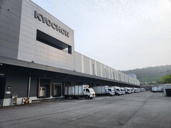 교촌에프앤비, 업계 최초 주6일 배송 전국 유통망 구축