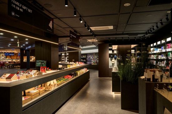 "서점과 약국의 결합"…'옵티마 웰니스 뮤지엄 약국 종각점' 오픈