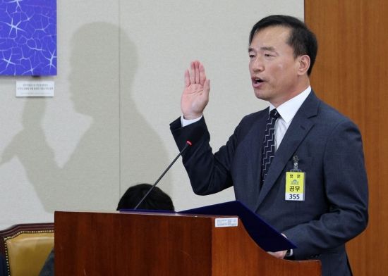 [포토] 선서하는 김종철 방미통위원장 후보자