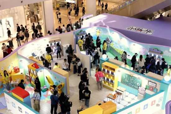 잠실 타운에 포켓몬 팝업 차린 롯데百…"인기상품 80% 확대"