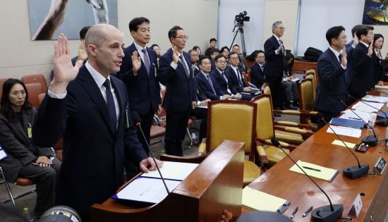 [포토] 증인 선서하는 해롤드 로저스 쿠팡 대표