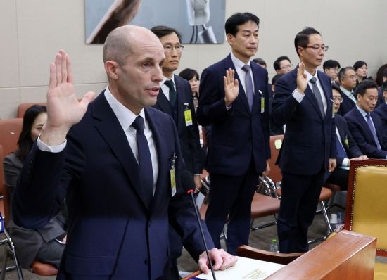 [포토] 청문회 출석한 해롤드 로저스 쿠팡 신임 대표