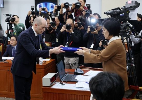 [포토] 선서문 제출하는 해롤드 로저스 쿠팡 대표