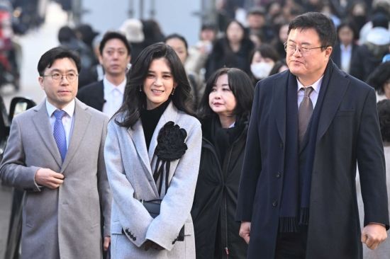 [포토] 밝은 모습으로 명동 쇼핑거리 찾은 이부진 위원장