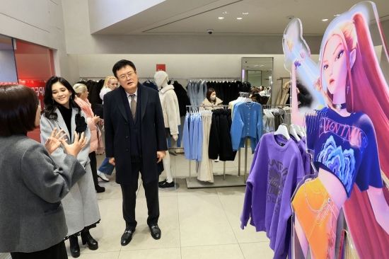 [포토] 데몬헌터스 의류 둘러보는 이부진 사장