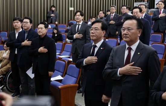 [포토] 국민의례하는 장동혁·송언석